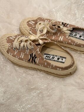 MLB New York Yankees Beige Canvas Lace-Up Mule Sneakers